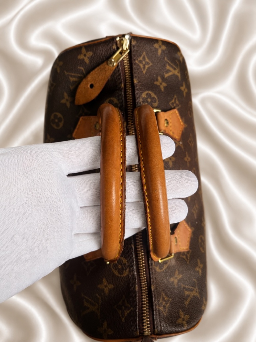 Louis Vuitton Speedy 30 Monogram Handbag - Picture 14 of 16